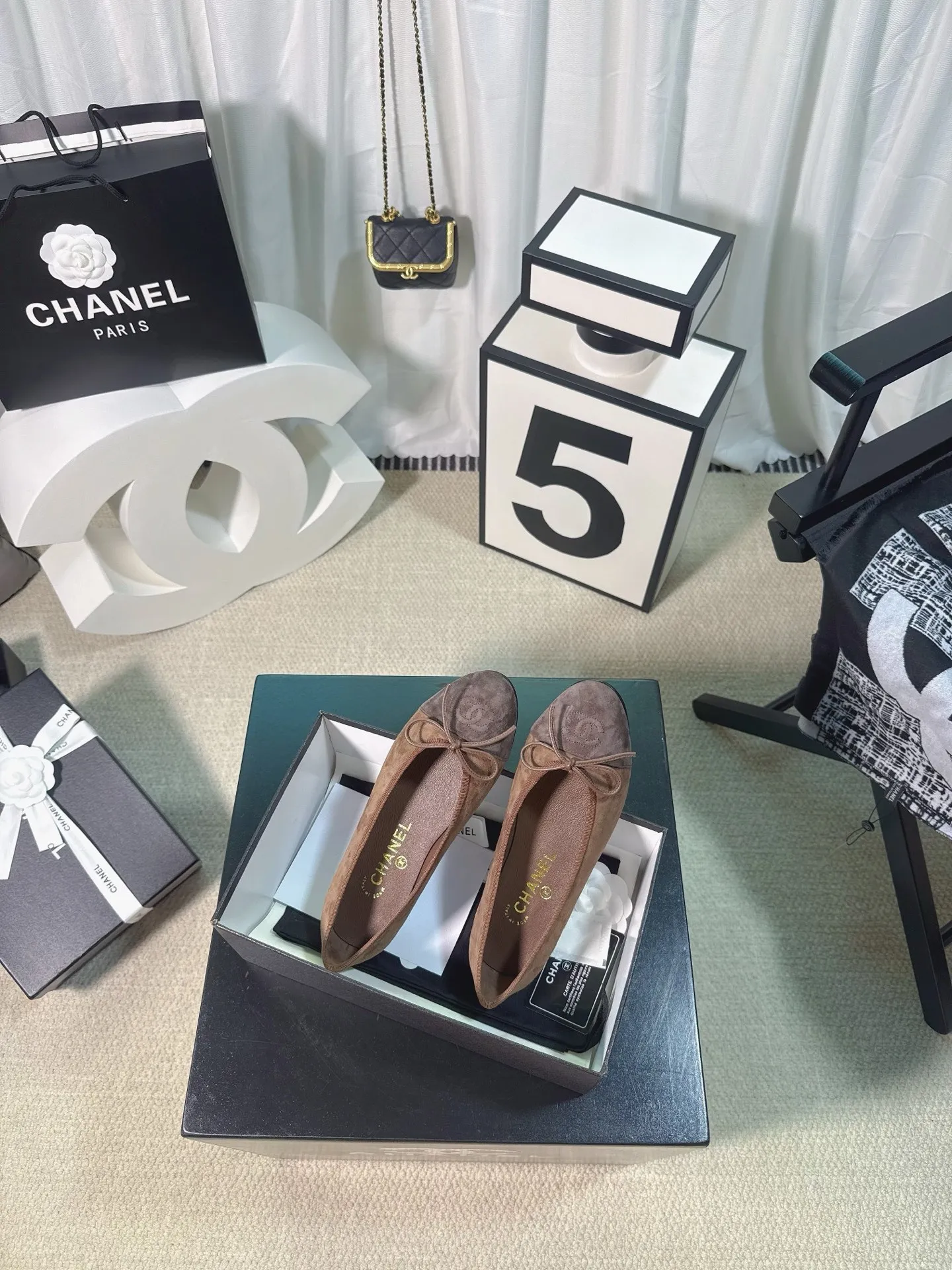 👟👟Ex-factory price 480👟👟 Generation * grade 25s Chanel fragrance is beautiful Maillard color back hollow Sling-back sandals flat/thick heel/high heel Sling-back came out in 1957, and then the two-tone design became a Chanel classic! Very suitable for spring and summer🩰 The two-color design is simple and exquisite, with a square toe and generous temperament. It visually lengthens the leg line. The color of the toe creates a sense of color difference. The back lace design is simple and elegant. It is a classic model that can be worn for hundreds of years. It is worth buying!! Upper: Customized metallic sheepskin. Inner pads: imported sheepskin. Heel height: ballet shoes. Sole: Italian A-grade genuine leather outsole. Size: 35-39 (34.40.41.42.43 is custom-made and non-returnable)